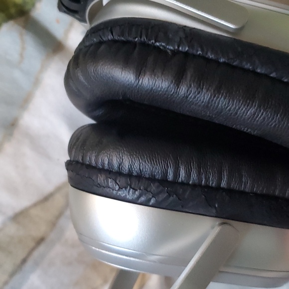 Phillips HN110 Foldable Noise Cancelling Headphones - Picture 8 of 9